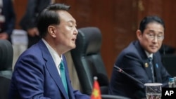 韩国总统尹锡悦(左)于2023年9月6日在印度尼西亚雅加达举行的东盟+3峰会上发表讲话,日本首相岸田文雄在场。(美联社照片)