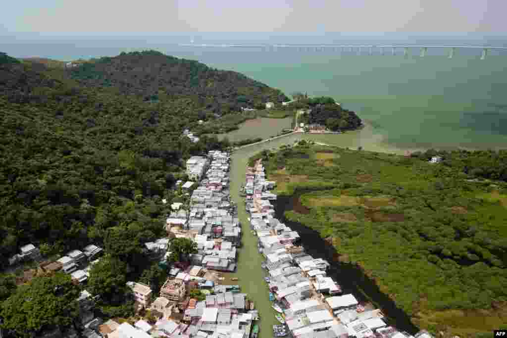 鸟瞰图显示,2018年9月15日,在超级台风抵达前一天的香港大澳渔村以及港珠澳大桥(顶部)。