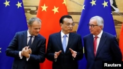 中国总理李克强(中)与欧洲理事会主席图斯克(左)和欧盟委员会主席容克在北京人大会堂出席签字仪式。(2018年7月16日)