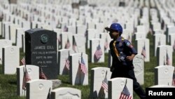 လူငယ်ကင်းထောက်တပ်ဖွဲ့ဝင်ကလေးတဦးကို နယူးယေက်မြို့၊ ဘရုကလင်က Cypress Hills အမျိုးသား စစ်သချုႋင်းအတွင်း ပြေးလွှားနေတာကို တွေ့ရစဉ်။ (မေ ၂၃၊ ၂၀၁၅)