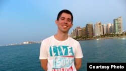 Trước khi thực hiện hai video hát lại các ca khúc của Việt Nam này, Rafael biết rất ít về Việt Nam, chưa từng đặt chân tới Việt Nam, và cũng hoàn toàn không biết nói tiếng Việt.