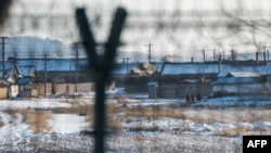 在中国丹东对面的朝鲜新义州,一队朝鲜士兵正在巡逻。(资料照片)