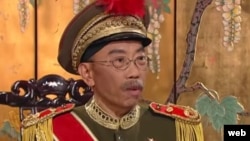 香港时事评论员吴志森主持香港电台讽刺时弊节目《头条新闻》扮演大帅的造型,他认为在目前中国全面管治香港的大气候之下,相信该节目6月19日播出今季最后一集之后,复播无期。 (网络截图)