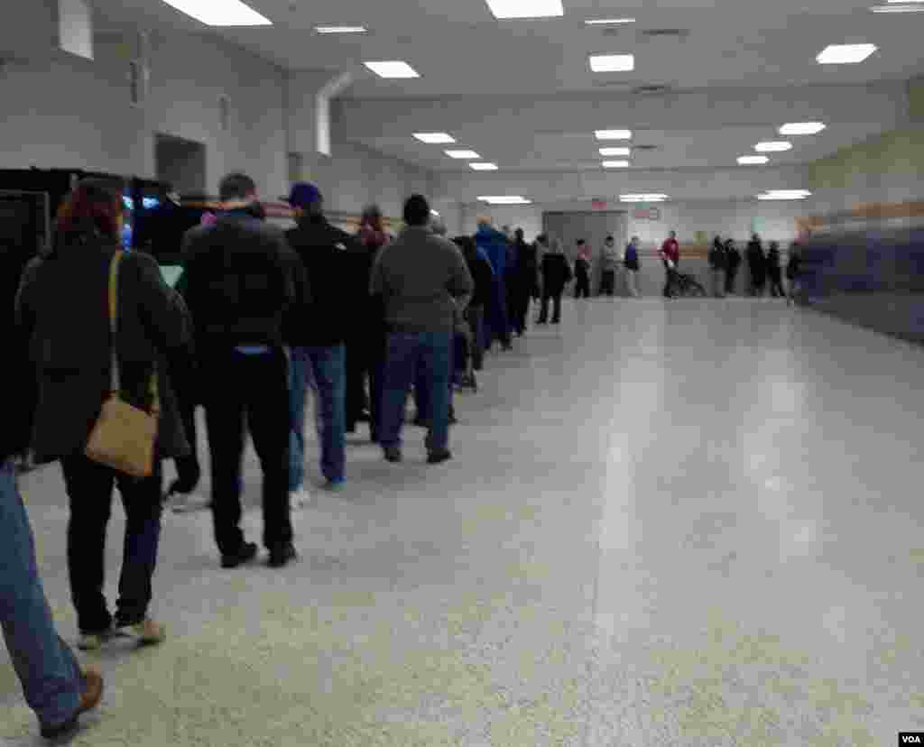 首都华盛顿近郊维吉尼亚州北部某投票站大排长龙的选民。维州是总统选战鹿死谁手尚未定论的兵家必争之地,投票结果极为关键。(美国之音吴心欣拍摄)