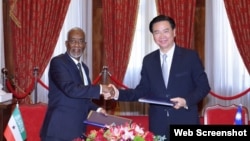 台湾外交部部长吴钊燮(右)与索马利兰外交部部长穆雅辛(H.E. Yasin Hagi Mohamoud)(左)共同签署双边议定书。(图片来源:台湾外交部Twitter)