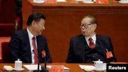 中国共产党第十九次全国代表大会闭幕式上,中共总书记习近平和前总书记江泽民交谈(路透社2017年10月24日)。