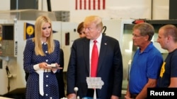 2018年7月26日,美国总统唐纳德·川普和白宫高级顾问伊万卡·川普访问美国爱奥华州皮奥斯市社区学院的先进制造实验室。