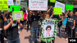 星期日(06/16)下午,纽约的香港人在曼哈顿中国城孔子塑像前集会,支持香港。(美国之音久岛拍摄)