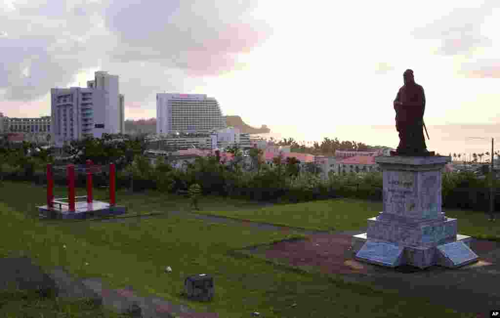 华人墓园的中国哲学家孔子雕像俯瞰关岛的主要旅游区(资料照)。关岛是距离中国最近的美国领地,所以成为中国人赴美游的热点之一。四季温暖,碧海金沙,人文资源,商品免征进出口税从而有利于购物,这些都吸引了许多游客。