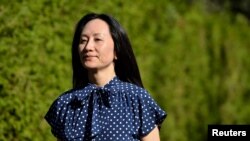 资料照:华为财务总监孟晚舟离开家前往温哥华一家法庭听讯。(2021年8月11日)