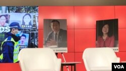 对华援助协会12月7日在美国首都华盛顿主办人权特别研讨会暨林昭自由奖颁奖仪式会场。背景上是高智晟和张展的头像。(美国之音,2021年12月7日)