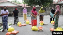 မလေးရှားနိုင်ငံ Kuala Lumpur မြို့မှာ စေတနာရှင်များက အစားအသောက်တွေ ဝေပေးနေတာကို ယူဖို့ တန်းစီနေကြတဲ့ ရိုဟင်ဂျာဒုက္ခသည်တချို့ (ဧပြီ ၇၊ ၂၀၂၀)