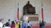 台湾中正纪念堂内的蒋介石铜像 （美国之音张永泰拍摄）