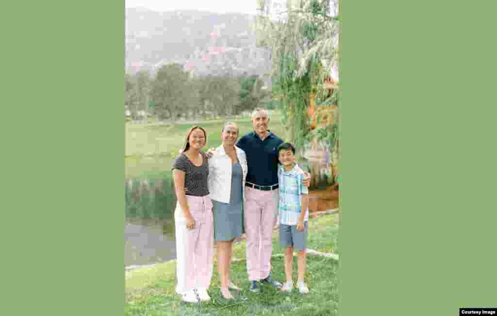 凯·欧文斯与父母和弟弟 (照片来源:凯·欧文斯)