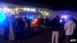 明尼苏达州KSTP5电视频道提供的视频图像显示人们在案发地点外面(2016年9月18日)