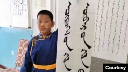 8月20日,内蒙古一名小学生手持“外语是工具,母语是灵魂”的标语,抗议当地教育部门将以汉语替代蒙语的“双语教学”计划。(照片由SMHRIC提供)