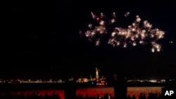 纽约港和自由女神像上空庆祝纽约市和纽约州其他城市70%成年人接种至少一剂新冠疫苗的烟火。(2021年6月15日)