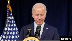 29일 조 바이든 미국 대통령이 버진아일랜드 세인트크로이 크리스티안스테드의 컴퍼니 하우스 호텔에서 100세의 나이로 사망한 전 미국 대통령이자 노벨 평화상 수상자인 지미 카터의 죽음에 대해 연설하고 있다.