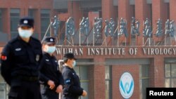当世卫组织新冠病毒源头调查组视察武汉病毒研究所期间,中国保安人员在研究所外站岗。 (路透社 2021年2月3日)