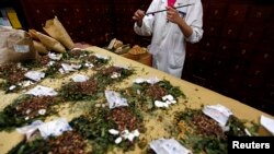 北京首都医科大学附属中医医院的工作人员在准备中草药。(资料照)