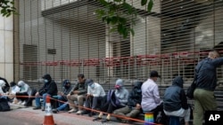 2024年5月30日,香港最大规模国安法案件“47人案”判决前,等待在西九龙裁判法院前的民众。