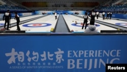 中国冰壶运动员在2022北京冬奥会赛场举行测试活动。(2021年4月1日)
