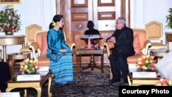 ဒေါ်အောင်ဆန်းစုကြည်နှင့် အိန္ဒိယသမ္မတ Pranab Mukherjee တို့ တွေ့ဆုံနေစဉ်။