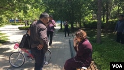 人权律师李和平的妻子王峭岭在居所外受到国保人员监控。(网络图片)