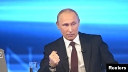 俄罗斯总统普京4月17日参加全国实况转播的电视热线节目
