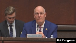 资料照片:美国众议院美国与中共战略竞争特设委员会的主席约翰·穆勒纳尔(John Moolenaar)众议员在《威权者与算法:为何美国必须在人工智能领域领先》的听证会上发言。(2025年6月25日)