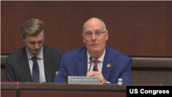 资料照片:众议院美国与中共战略竞争特设委员会主席穆勒纳尔在《威权者与算法:为何美国必须在人工智能领域领先》的听证会上发言。(2025年6月25日)