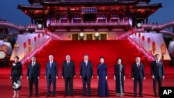 在中国官媒新华社发布的这张照片中，中国国家主席习近平（中）与妻子彭丽媛（右四）于2023年5月18日在中国西安大唐芙蓉园的紫云楼与中亚领导人合影。