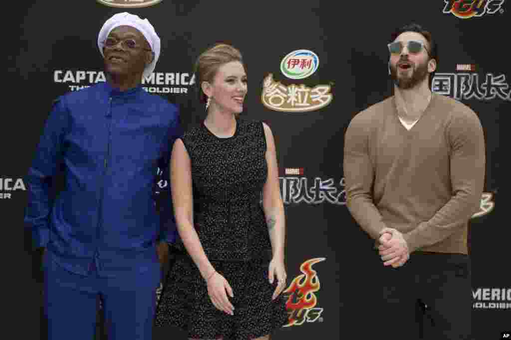 在影片《美国队长2:酷寒战士》在北京放映前,斯嘉丽·约翰逊同左侧的男星 Samuel L. Jackson和右侧的Chris Evans 在北京参加推广和公关活动(2014年3月24日)
