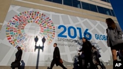 行人在国际货币基金组织总部外面走过(2016年4月14日)