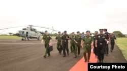 ဗိုလ်ချုပ်မှူးကြီး မင်းအောင်လှိုင် အိန္ဒိယ နိုင်ငံ အာမက်ဂါနာမြို့က Armoured Crops Center & School ကိုသွားရောက်။ (ဓာတ်ပုံ - Senior General Min Aung Hlaing FB Page)