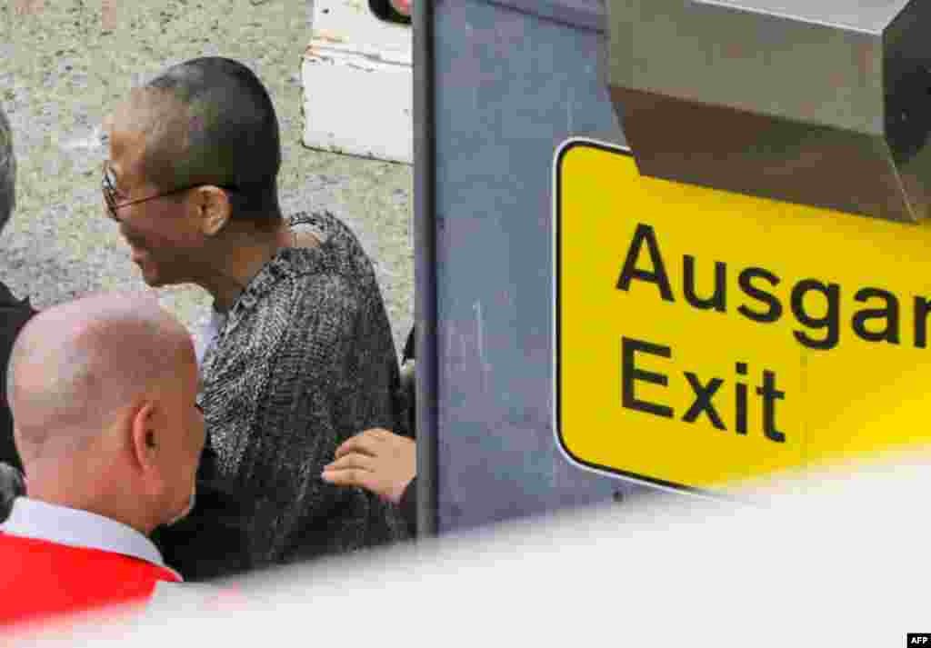 中国诺贝尔和平奖得主刘晓波的遗孀刘霞在德国柏林的泰格尔机场被德国政府用汽车接走。(2018年7月10日)。在柏林机场迎接刘霞的人群和几十家媒体的人没有看到刘霞。