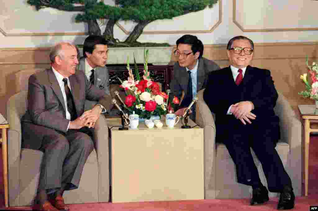 1989年5月18日,苏共总书记米哈伊尔·戈尔巴乔夫(左)和中共上海市委书记江泽民在上海西郊宾馆谈话。后来,通过中共元老李先念提名,陈云推荐,邓小平同意,江泽民成为新的接班人。1989年6月23日至24日,中共中央召开了十三届四中全会,选举江泽民为中央委员会总书记。