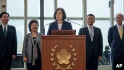 台湾蔡英文在出访加勒比海四个邦交国以及过境美国前在桃园机场发表行前讲话。(2019年7月11日,台湾总统府提供)