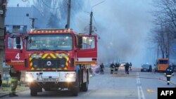 扎波罗热州军事管理当局负责人2025年1月8日在其官方电报(Telegram)账号上发布的照片显示,俄罗斯袭击扎波罗热市后,消防人员在现场工作。