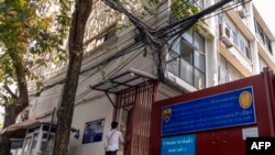 一名访客进入曼谷的移民拘留中心。如果这些维吾尔人被遣返回中国,他们可能会遭受酷刑。(法新社:2025年1月22日)