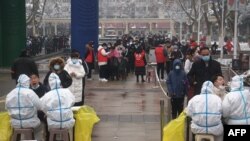 中国河南郑州居民排队接受新冠病毒核酸检测。(2022年1月5日)