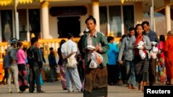 ၂၀၁၅ ဖေဖော်ဝါရီလတုန်းက လားရှိုးမြို့ရှိ ဘုန်းကြီးကျောင်းတွင် လာရောက်ခိုလုံသော စစ်ဘေးဒုက္ခသည်များကို တွေ့ရစဉ်