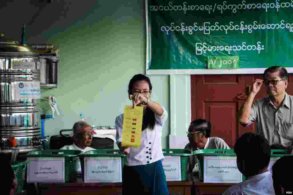  ကြားဖြတ်ရွေးကောက်ပွဲတွေရဲ့ မဲရလဒ်တွေကို စတင်ရေတွက်နေတဲ့သတင်းဓာတ်ပုံများ