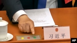 中国国家主席习近平在全国人大会议就港版国安法投票时伸手按赞成键。（2020年5月28日）