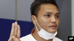 မြန်မာ့လက်ရွေးစဉ် အရံဂိုးသမား ကိုပြည်သျှံအောင် စစ်အာဏာသိမ်းမှုကို ဆန့်ကျင် လက်သုံးချောင်းထောင်ပြစဉ် (ဓာတ်ပုံ - AP/Kyodo News)