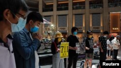 香港民主派抗议者在中国人大通过港版国安法后举行一分钟默哀。(2020年6月30日)