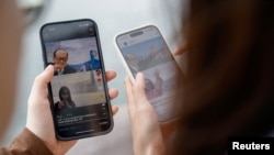 资料照片:用户在手机上使用中国社交媒体APP“小红书”。(2024年4月30日)