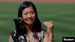 资料照片:波士顿市议员、市长候选人吴弭在芬威球场举行的一次中学毕业典礼上讲话。(2021年6月8日)