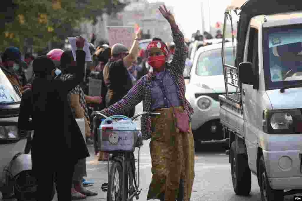 မန္တလေးမြို့က စစ်အာဏာသိမ်း ဆန့်ကျင်ဆန္ဒပြပွဲ မြင်ကွင်း။