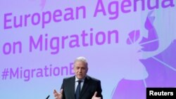 ဥရောပရဲ့ ရွှေ့ပြောင်း အခြေချနေထိုင်မှု ကော်မရှင်နာမင်းကြီး Dimitris Avramopoulos။